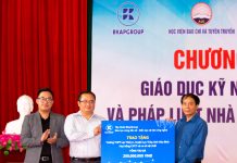 SEAFITGROUP và BKAPGROUP trao tặng suất học bổng cho học sinh trường THPT Lạc Thủy A